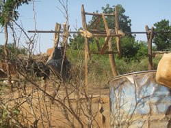 ロープの巻き上げ機が付いたファラータの井戸