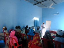 配布に先立って実施した「ヤギの健康管理」研修。配布対象者から選ばれた19人が参加。