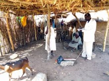 家々を訪問して話を聞くJVCスタッフ