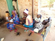 避難民の家族。後ろに見える部屋に2世帯が同居している