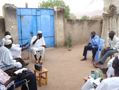 アブドラさんのお宅でお話をうかがう。右手にあるのは大きなバオバブの木