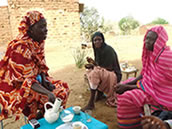 お茶に誘ってくれた女性たち