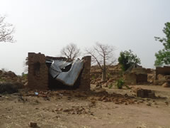 カドグリ女子中学校。村落部を含め広い地域から生徒を受け入れている