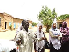 生徒や教員にJVCの支援を伝える教育省のブリンジさん