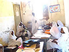 ウム・バタア男子小学校の職員室。左側の教員はベッドに座っている
