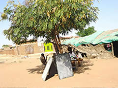 木陰の職員室（ハジェルナル男子小学校）