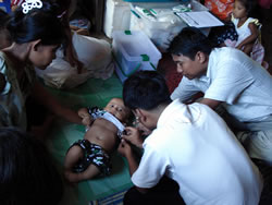 診察を受ける赤ん坊