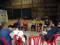 アースネット財団のスタッフの話を聞くインターン生