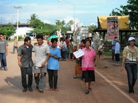 お祭りで踊る村の人たち