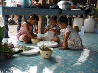 お祭りの飾りの準備をしている子どもたち