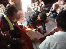 村人による地図作りを見学