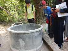 村の井戸支援の説明を受けるインターン生