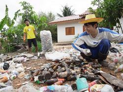 ゴミの仕分けをするインターン生　