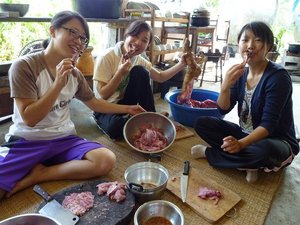 農園で豚を捌いて料理するインターン生