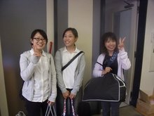 東京事務所を出てタイに向かうインターン生（左から高畑、根本、小川）