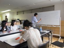 東京事務所で研修を受けるインターン生（講師は事務局長の長谷部）