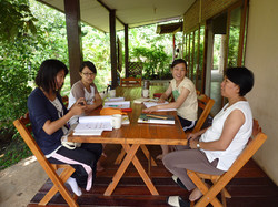 「タイ語を学習するインターン生」