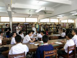 村の学校で歌を披露する妙道会の皆さん