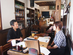 JVCのタイ事業「地場の市場プロジェクト」と担当した松尾氏（左）から話を聞くインターン（右）