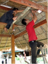 屋根葺きをする研修生の金森君（右）と私