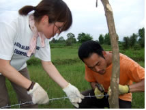 農園の周囲に柵を作る金森くん（右）と私