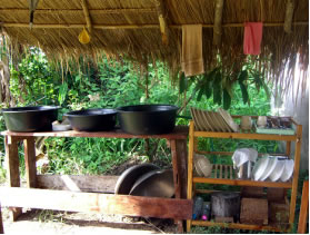 食器洗い場。最初のたらいでさらっと洗い流して洗剤（石鹸）をつけ、２番目のたらいで洗剤を流し、最後のたらいですすぐ。このやり方だと水が節約できる。広々しているので、たくさん洗う食器があっても苦にならない。