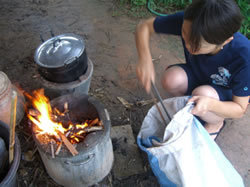 最初はあんなに苦労した炭おこし。もうコツは習得！