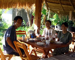 《素敵！》洋食＆和食はテーブルで。まるでオープン・カフェのよう。