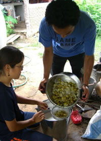 材料を全て入れてかき混ぜる。一日たったら使えます。