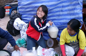 コンケン県ポン市の朝市で売子のお手伝いをしている