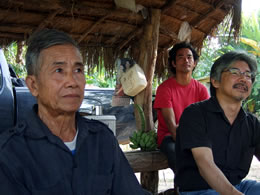 JVC代表の谷山が金森くんの派遣先を訪問。お父さん（左）と悩む金森くん（奥の赤いTシャツ）