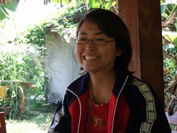 カオデーン農園で報告する宮田さん