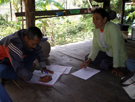 生産者会員と話すスタッフ（左：グリーンネットスタッフのイェさん）