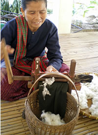 糸を作っているところ