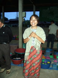 村の朝市の説明をする宮田さん