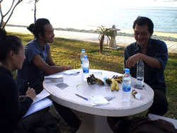 「ノック氏（写真右端）に話を聞く金森くん（写真中央）」