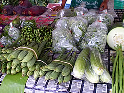 市場には地元野菜が多く並ぶ