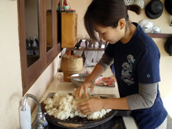 蒸しあがったもち米を混ぜています