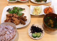 「鶏とゴボウの唐揚」定食です