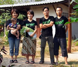 カオデーン農園にて（左から森本さんと敬太くん、宮田、デーンさん、下田）