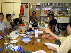 イノシシ料理を囲んでタイの思い出を語る