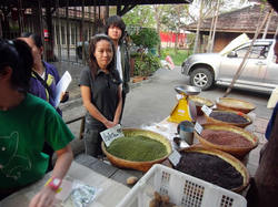 市場は若い農民の農作物の販売先となる