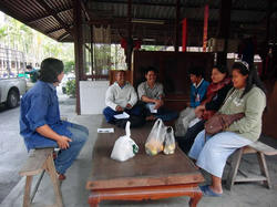 市場を運営するスタッフに話を聞く