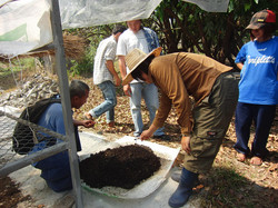 堆肥も自分たちで作っている