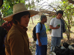 半農半NGOを実践するプイさん（写真左）