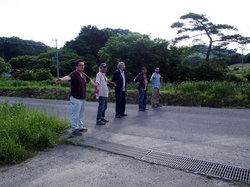 手をつないだラインの奥が福島県、手前が宮城県筆甫