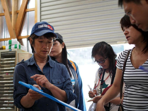 風の丘ファームでの出荷方法を説明する田下さん