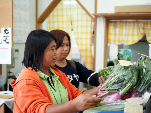 日替わりレストランの店頭に並ぶ小川町産有機野菜