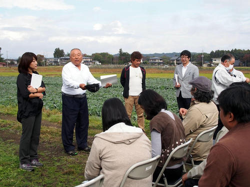 キャベツ農家の益子さんの畑で特設講義が展開（栃木県）