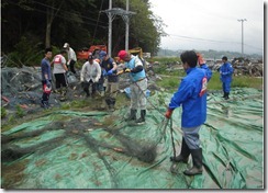 網の仕分け作業の様子